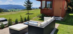 WilhelmsthalにあるModerne Ferienwohnung mit eigenem Garten und traumhaften Blickのパティオ(ソファ、テーブル付)、