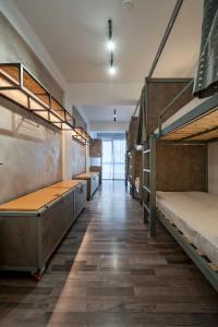 Habitación con varias literas y pasillo. en Bedbox Hostel en Atenas