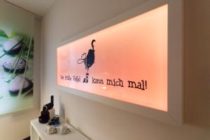 un televisor en una pared con una foto de un pájaro en Hotel Am Grudenberg, en Halberstadt