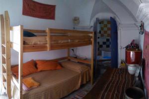 sypialnia z 2 łóżkami piętrowymi w pokoju w obiekcie la luna e sei soldi w mieście Tovo San Giacomo