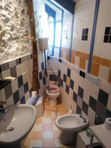 a bathroom with a toilet and a sink at la luna e sei soldi in Tovo San Giacomo