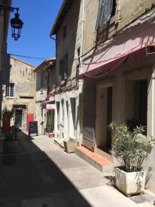 un callejón en un viejo pueblo con un edificio en Studio Apartment Centre Historique en Arles