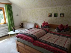 um quarto com 2 camas e um sofá em Ferienwohnung Daniela em Bad Aussee