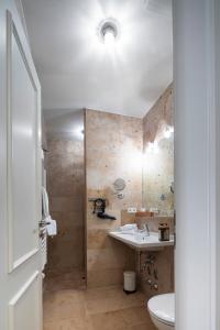 een badkamer met een wastafel en een toilet bij Hotel Orphée Andreasstadel in Regensburg