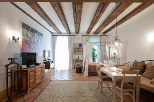 ein Wohnzimmer mit Tisch und Couch in der Unterkunft Hotel Orphée Andreasstadel in Regensburg