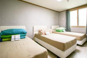 Postel nebo postele na pokoji v ubytování K Guesthouse
