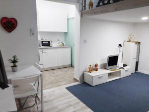 Kuchyňa alebo kuchynka v ubytovaní Oriental Apartment near Gozsdu udvar + 6 fotografií