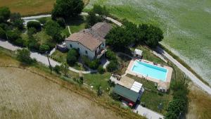 een uitzicht op een huis met een zwembad bij Casa dei Sogni d'Oro in San Pietro