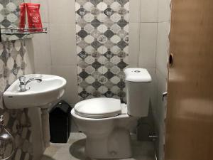 een badkamer met een toilet en een wastafel bij RedDoorz near CitraLand Gama City Medan in Pulauberayan Dadap