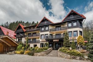 uma casa nas montanhas com uma entrada de pedra em Hotel Smile Pieniny em Szczawnica