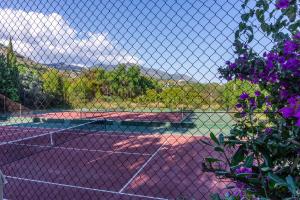 a tennis court with two tennis courts at Casa Napsu in Mijas