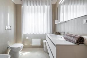 Kúpeľňa v ubytovaní A Luxury apartment at Cagliari Poetto Beachfront + 28 fotografií