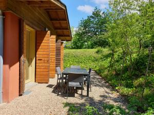 a patio with a table and chairs next to a building at Gîte tout confort entre Marmande et Tonneins in Birac-sur-Trec