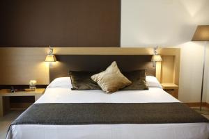 A bed or beds in a room at Gran Palas Hotel - Spa incluido