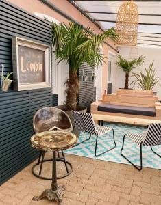 un patio avec des chaises, une table et un banc dans l'établissement Boutique Hotel Lumaa Marinero, à Vieux-Boucau-les-Bains