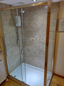 y baño con ducha y mampara de cristal. en Whitehouse Cottage - Great Paxton, en Saint Neots