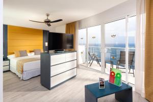 Postel nebo postele na pokoji v ubytování Hotel Riu Vistamar Gran Canaria - All Inclusive