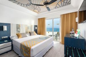 Postel nebo postele na pokoji v ubytování Hotel Riu Vistamar Gran Canaria - All Inclusive