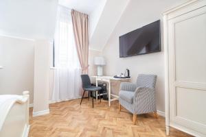 TV a/nebo společenská místnost v ubytování Forums Boutique Hotel