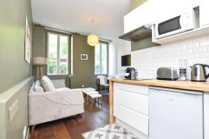 una cucina e un soggiorno con piano di lavoro di CMG Mornay/ Sully a Parigi