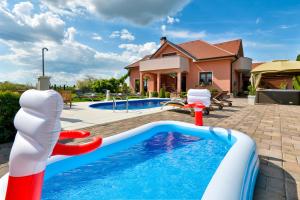 Bazén v ubytovaní Apartman u vili sa privatnim bazenom i privatnom wellness oazom alebo v jeho blízkosti