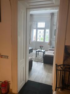 een kamer met een deur naar een woonkamer bij Butterfly Home Danube in Boedapest