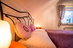 1 dormitorio con cama con almohadas y ventana en Apartmán Levander en Terchová