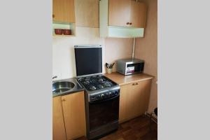 Kuchyň nebo kuchyňský kout v ubytování 2к Метро Студенческая Героев Труда Французский бульвар