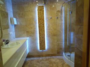 Kúpeľňa v ubytovaní Świerkowe Chatki - Apartament Kominkowy