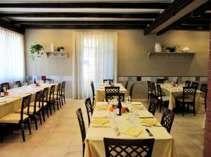 Restoran atau tempat lain untuk makan di Hotel Pomara