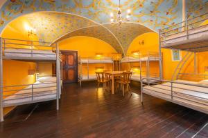 เตียงสองชั้นในห้องที่ Burg Hostel Sighisoara