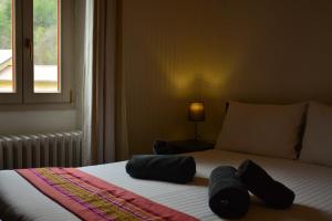 una camera con un letto con due cuscini sopra di Auberge Saint Martin a La Brigue