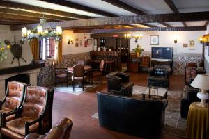 een woonkamer met meubilair en een open haard bij Rainha Santa Isabel - Óbidos History Hotel in Óbidos