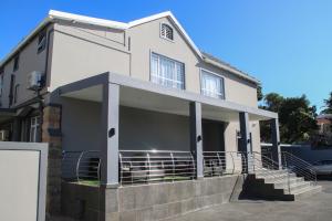 una gran casa blanca con garaje en The Cato Suites Hotel, en Durban