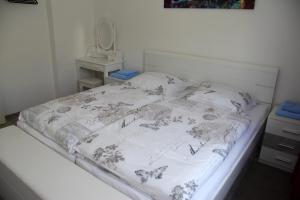 Postel nebo postele na pokoji v ubytování Geräumige 4 Zimmer Wohnung an den Kaiserthermen