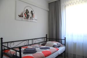 Postel nebo postele na pokoji v ubytování Geräumige 4 Zimmer Wohnung an den Kaiserthermen + 12 fotografií
