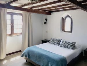 เตียงในห้องที่ Rainha Santa Isabel - Óbidos History Hotel