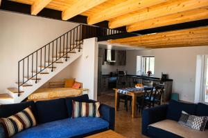 un soggiorno con un divano blu e una cucina di Quinta David ad Alvor