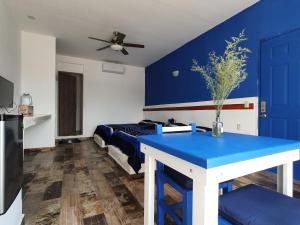 Dormitorio azul con cama y mesa azul en Luna Azul en Tapachula