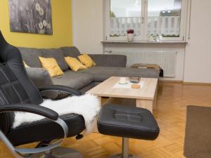 uma sala de estar com um sofá e uma mesa em Ferienwohnung Lemke em Donaueschingen