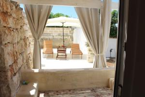 A seating area at Trullo Le Macchie