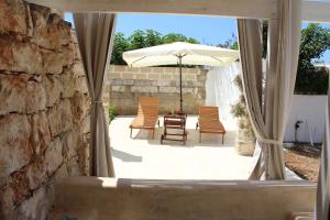A seating area at Trullo Le Macchie