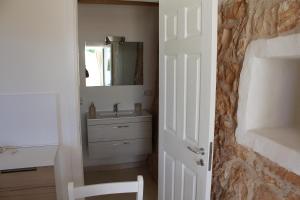 A bathroom at Trullo Le Macchie Még 28 kép