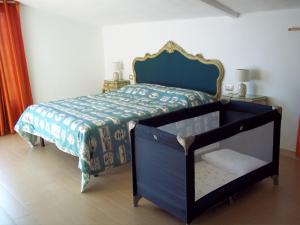 een slaapkamer met een blauw bed met een blauwe sprei bij Appartamento con vista sul Golfo in Lerici