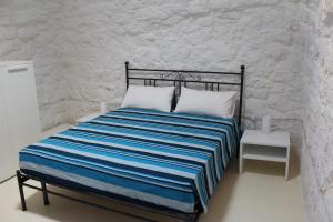 A bed or beds in a room at Trullo Le Macchie