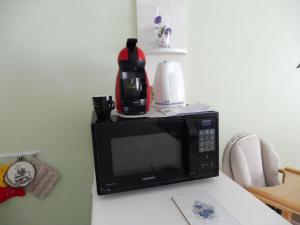 eine schwarze Mikrowelle auf einer Theke in der Unterkunft Gabbiano De witte meeuw in Koksijde