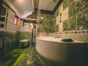 uma casa de banho com uma banheira e um lavatório em Resort Svět em Úžice