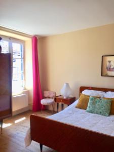 1 dormitorio con cama y ventana en Orfenor, en Brioude