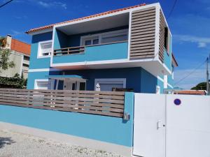 Casa azul con valla y nevera en Lisbon Beach Apartments 1, en Costa da Caparica 22 fotos más