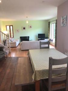 Sala de estar con cama y mesa en Letterfrack Farm Lodge house in Letterfrack village Connemara, en Letterfrack